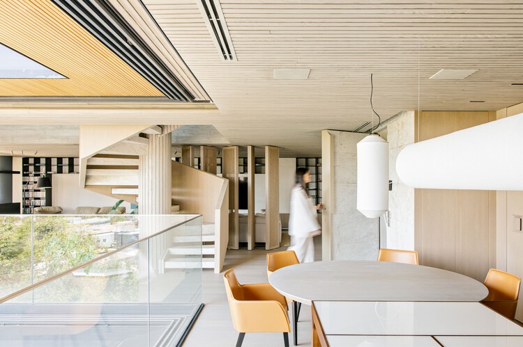 Nube Apartment / Nati Minas & Studio — Фотография интерьера, кухня, стол, стул, окна