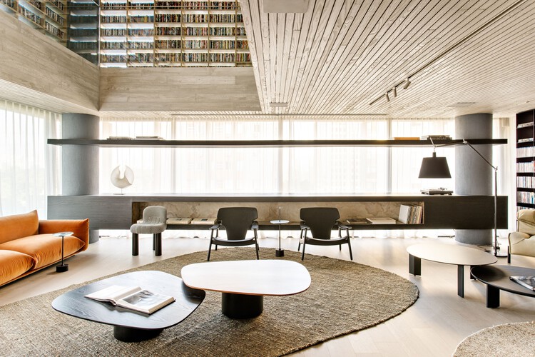 Апартаменты Nube / Nati Minas & Studio — Фотография интерьера, стол, диван, стул