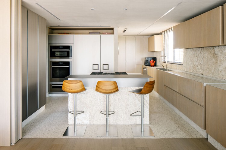 Апартаменты Nube / Nati Minas & Studio — Фотография интерьера, кухня, столешница, стол, стул