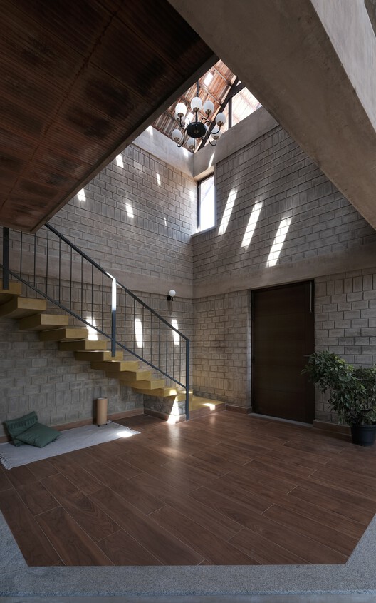 Boulder House / Архитектурная студия HabitArt - Фотография интерьера, лестница, дерево, балка, окна
