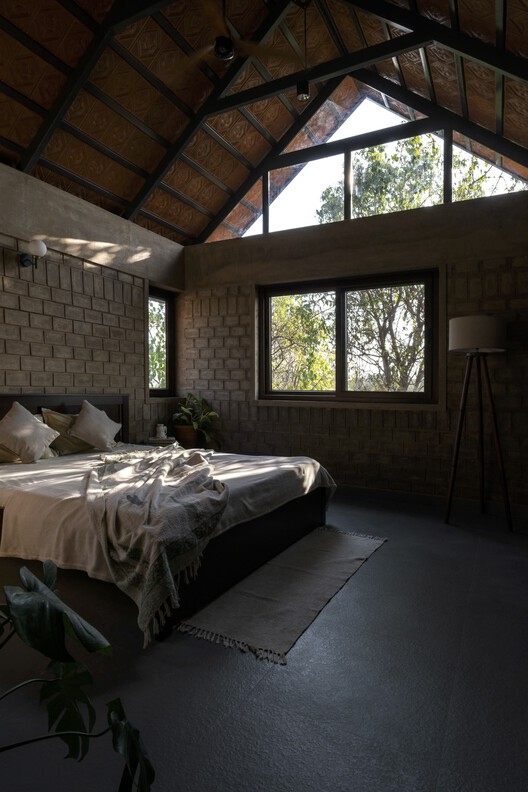 Boulder House / Архитектурная студия HabitArt - Фотография интерьера, спальня, окна, балка