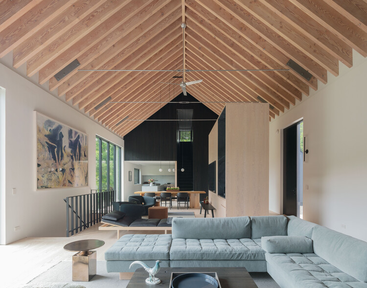 Ферма Норт-Салем / Архитектура Уоррелла Юнга — фотография интерьера, гостиная, диван, стол, балка
