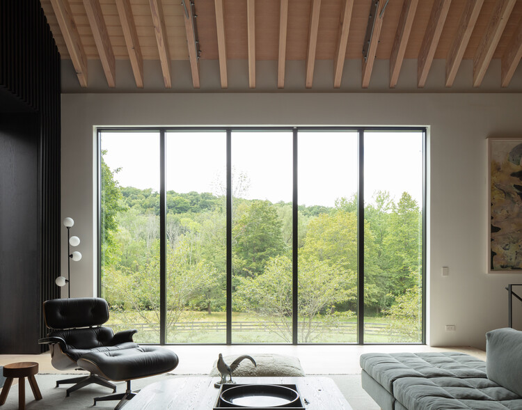 Ферма Норт-Салем / Архитектура Уоррелла Юнга — фотография интерьера, гостиная, окна, стул