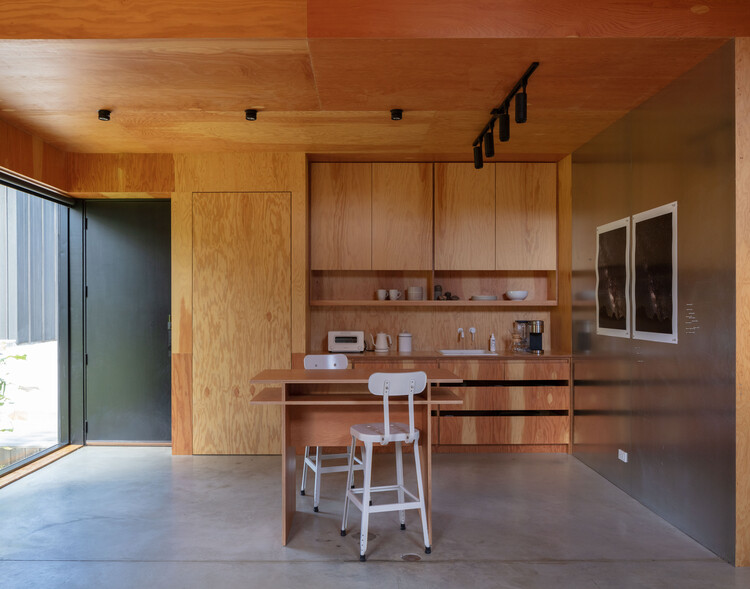 Ферма Норт-Салем / Архитектура Уоррелла Юнга — фотография интерьера, кухня, стол, столешница, стул, балка