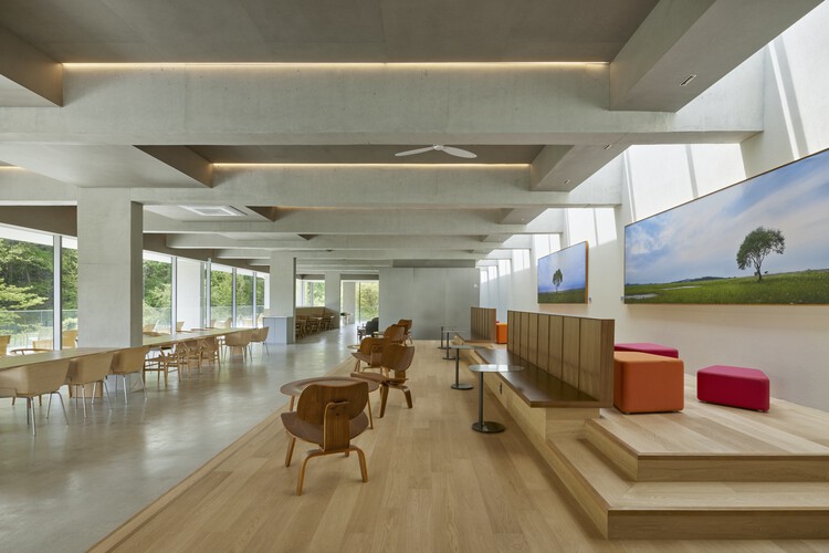 Dot Line Plan Coffee Shop / ODDs&ENDs Architects — Фотография интерьера, стол, стул