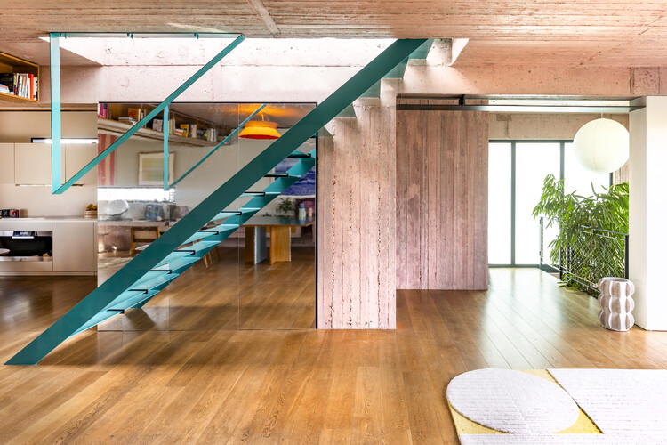 Olivier Apartment / AKA - Фотография интерьера, лестница, дерево, стол