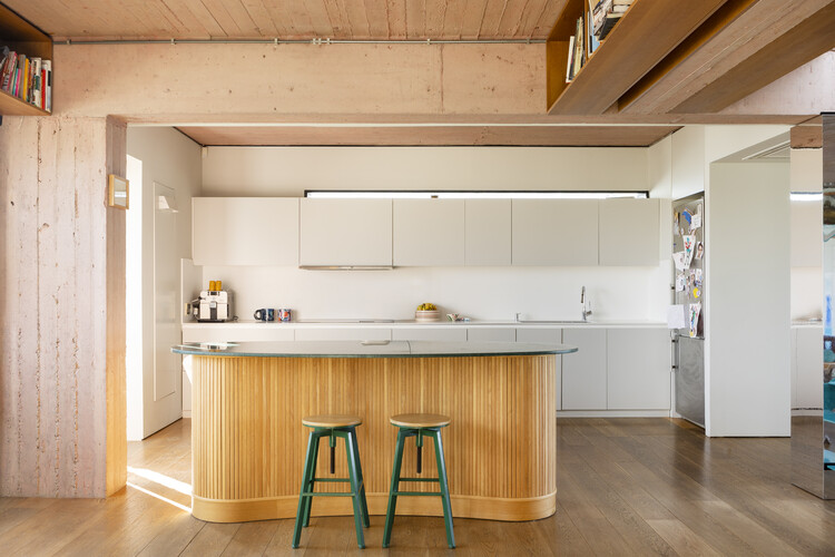 Olivier Apartment / AKA - Фотография интерьера, кухня, столешница, стол, балка, стул