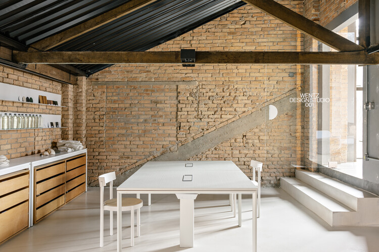 Мебельная студия Wentz / Marina Miot Arquitetura - Фотография интерьера, стол, балка