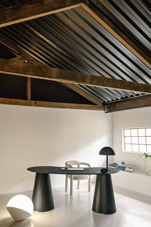 Мебельная студия Wentz / Marina Miot Arquitetura - Фотография интерьера, кухня, стол, дерево, балка