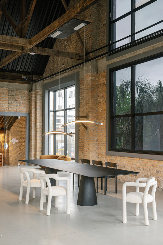 Мебельная студия Wentz / Marina Miot Arquitetura - Фотография интерьера, кухня, стол, окна, балка