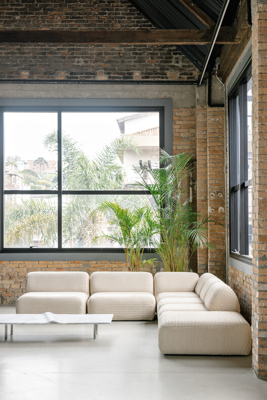 Мебельная студия Wentz / Marina Miot Arquitetura - Фотография интерьера, гостиная, окна