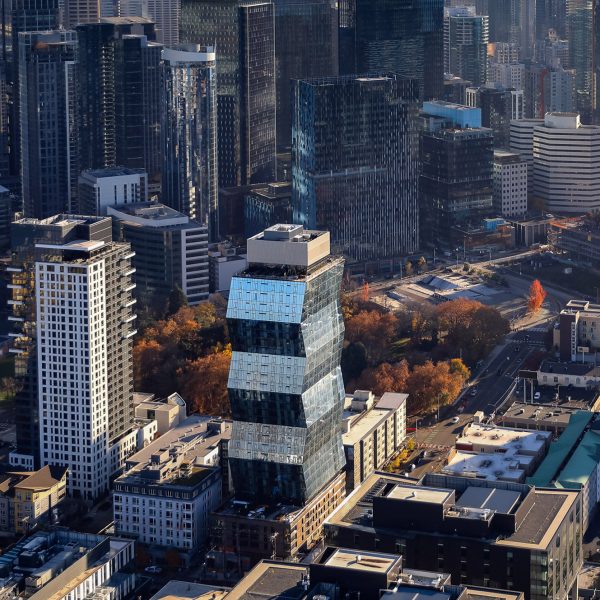 Хьюитт строит жилую башню на основе стопки журналов в Сиэтле