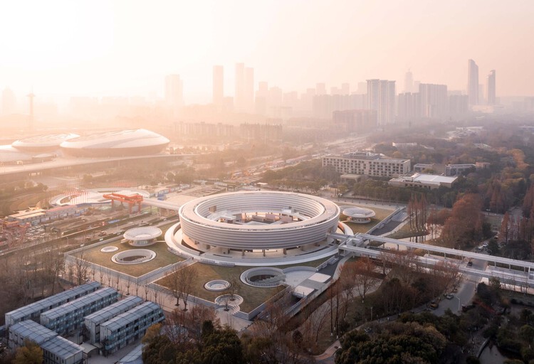 Познакомьтесь с 10 финалистами конкурса  China «Здание года 2024» — изображение 3 из 11