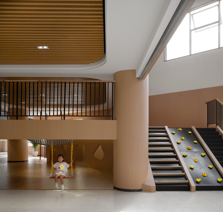 Детский сад Линьхай Сечэн / Ателье RenTian - Фотография интерьера, лестница, окна, перила