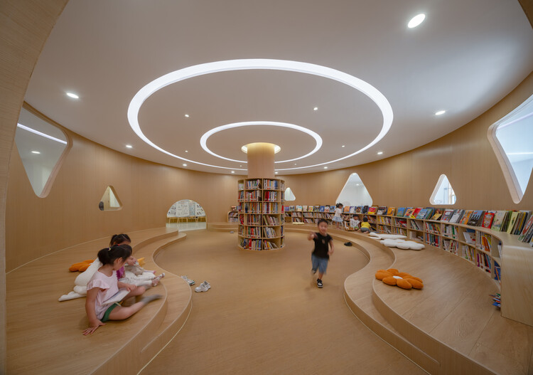 Детский сад Линьхай Сечэн / Ателье RenTian - Фотография интерьера, стул