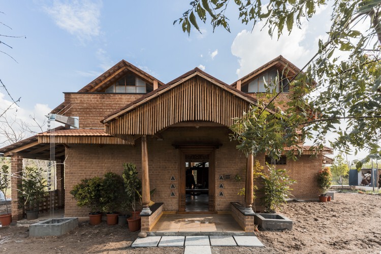 Brick Manor / Архитектурная студия Bhutha Earthen - Фотография экстерьера, дверь, фасад