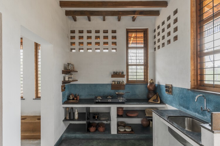 Brick Manor / Bhutha Earthen Architecture Studio - Фотография интерьера, кухня, окна, раковина, столешница
