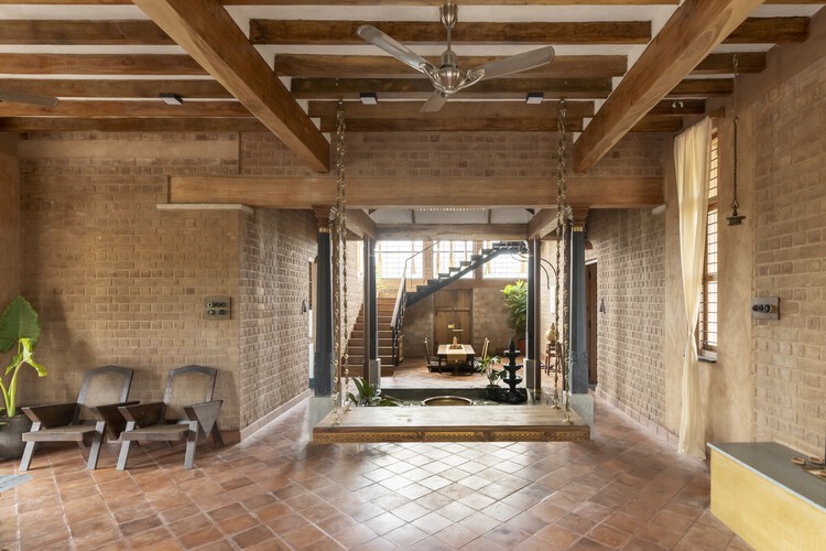 Brick Manor / Архитектурная студия Bhutha Earthen - Фотография интерьера, балка, стул