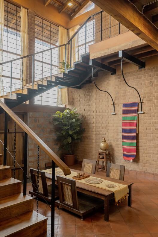 Brick Manor / Bhutha Earthen Architecture Studio - Фотография интерьера, лестница, окна, дерево, балка