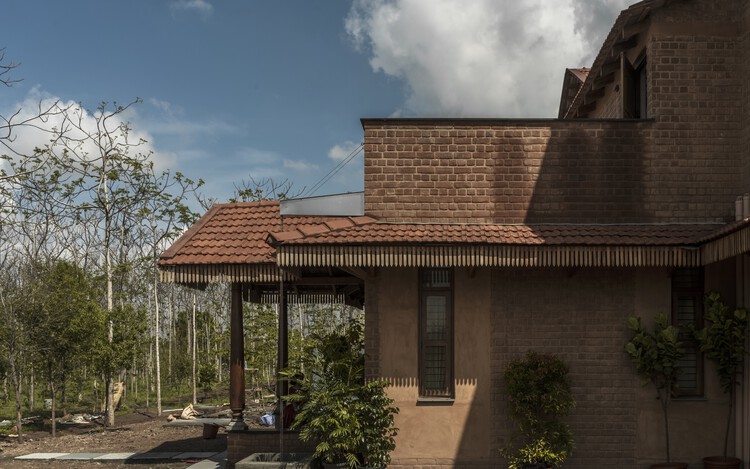 Brick Manor / Архитектурная студия Bhutha Earthen - фотография экстерьера, окна, фасад