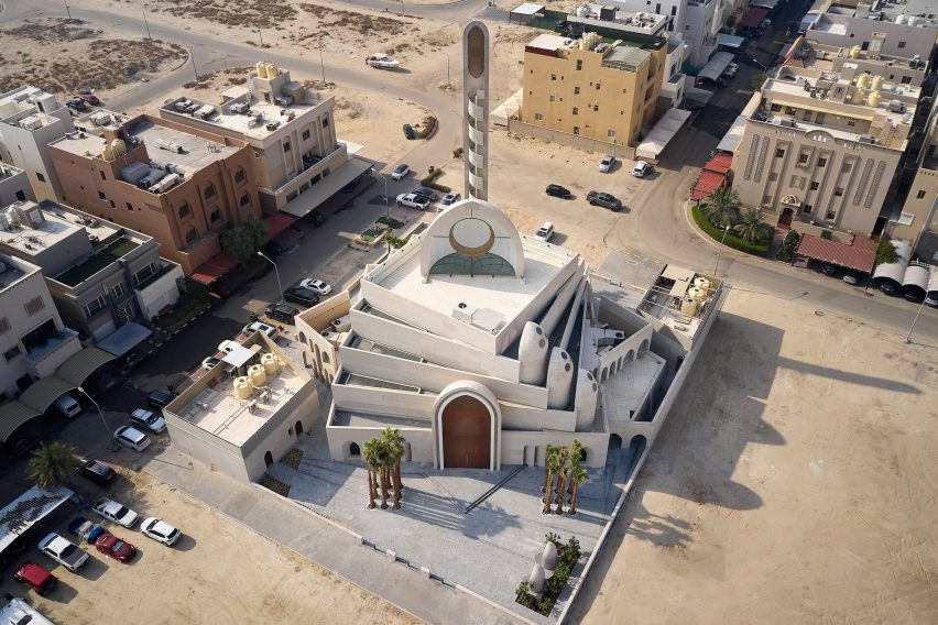 Объемы мечети обращены в разные стороны в зависимости от религии и городской среды.