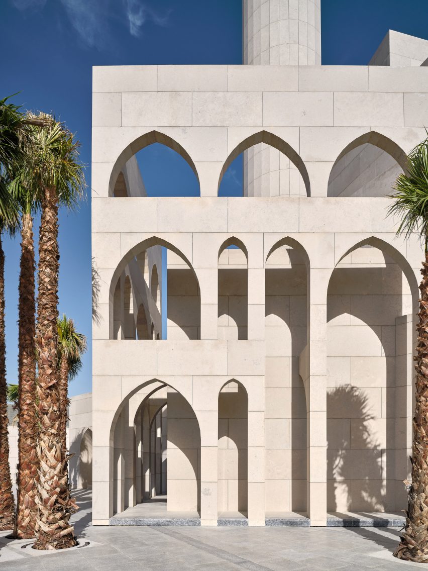 Студия использовала стрельчатые арочные вырезы, чтобы украсить экстерьер мечети.