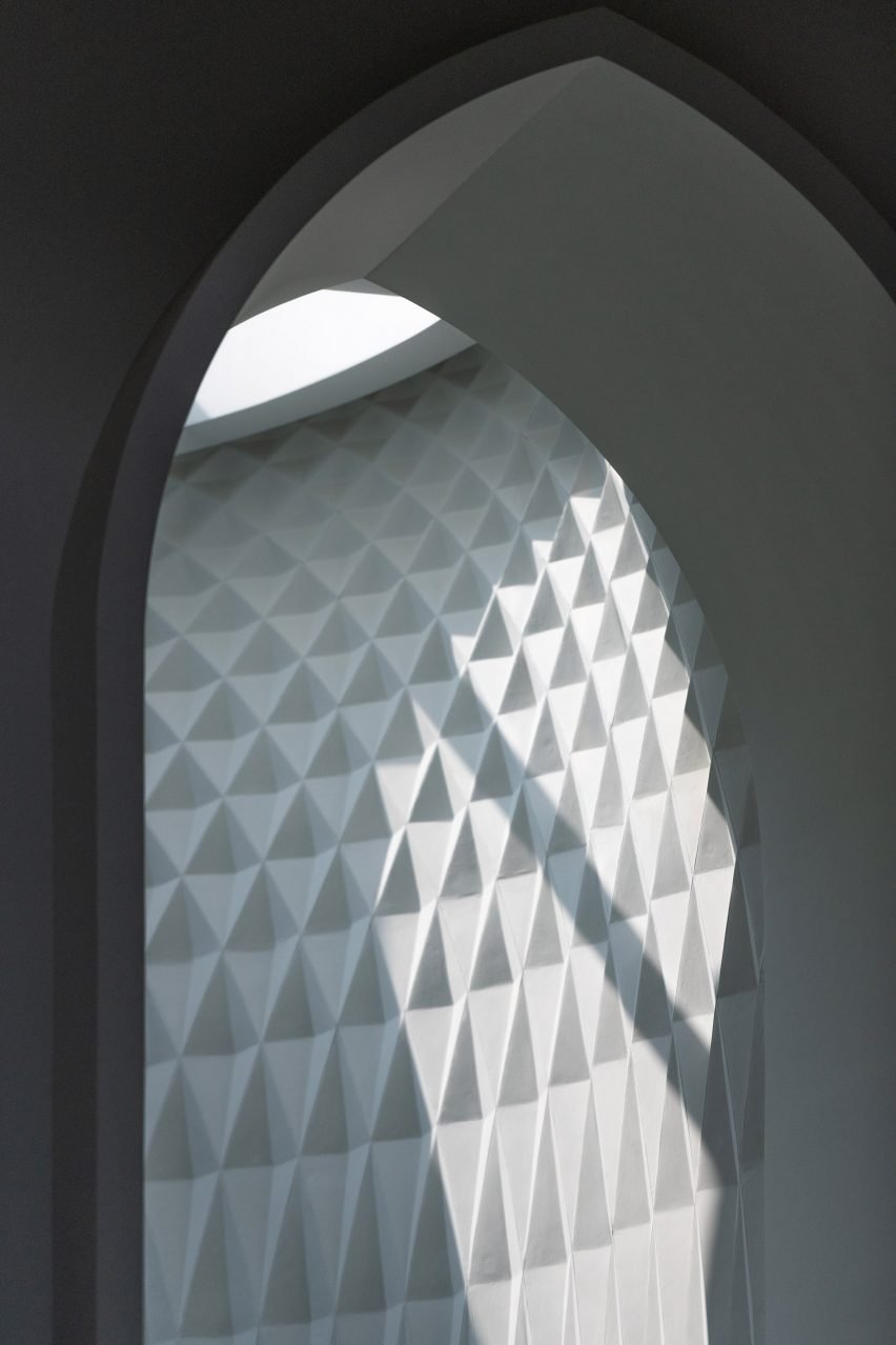 Студия представила традиционные мокарны в современных формах архитектурного дизайна.