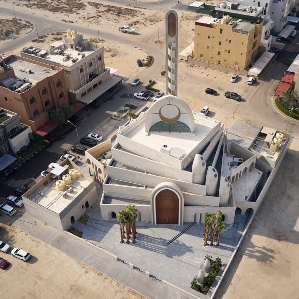 Студия дизайна Babnimnim заключила мечеть Кувейта в повернутые формы