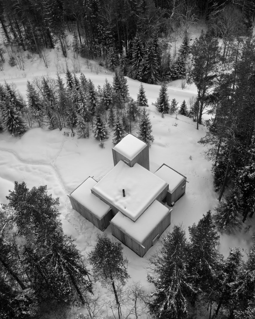 Дом в заснеженном норвежском лесу
