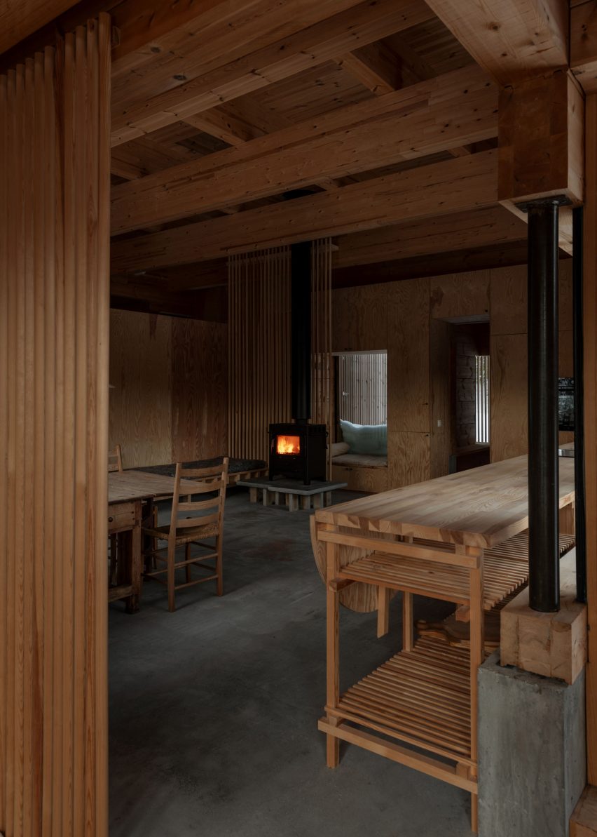Деревянный интерьер дома Арестуа в Норвегии от Gartnerfuglen Arkitekter