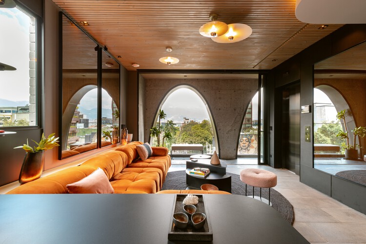 Gotham House / Plan:b arquitectos — Фотография интерьера, гостиная, стол, диван, стул