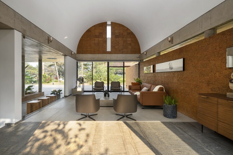 Резиденция Stoic Wall / LIJO RENY Architects - Фотография интерьера, окна, стул