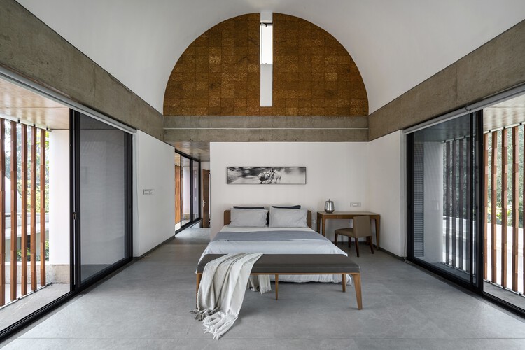 Резиденция Stoic Wall / LIJO RENY Architects - Фотография интерьера, спальня, арка
