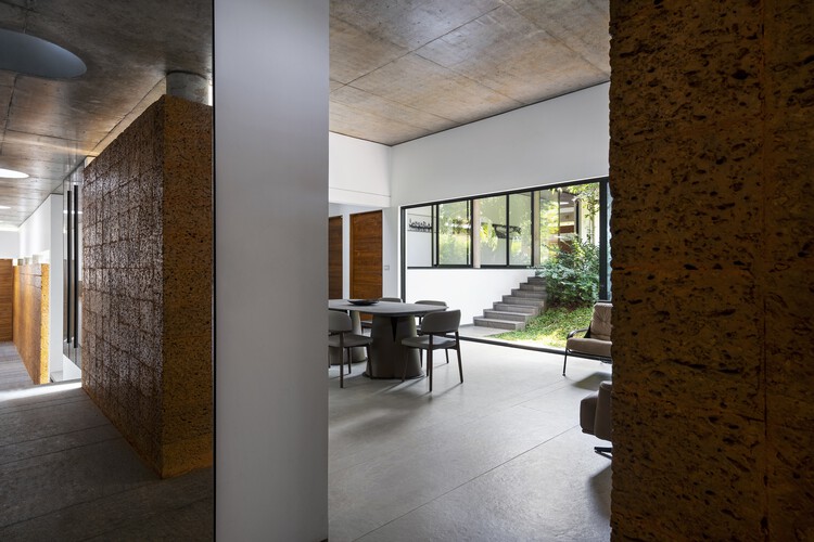 Резиденция Stoic Wall / LIJO RENY Architects - Фотография интерьера, стол, стул, окна