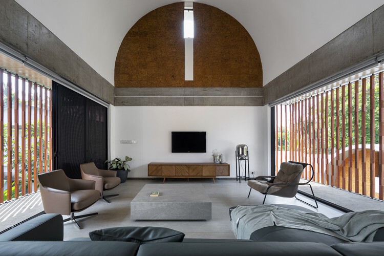 Резиденция Stoic Wall / LIJO RENY Architects - Фотография интерьера, гостиная
