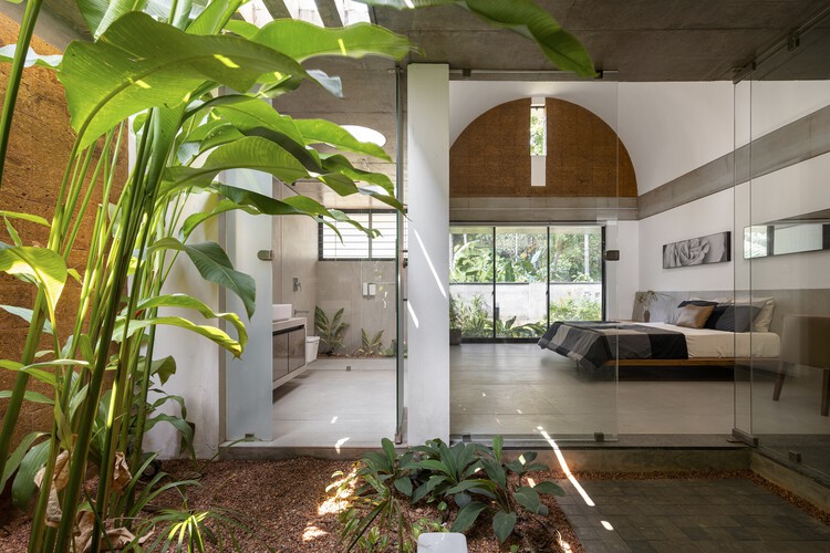 Резиденция Stoic Wall / LIJO RENY Architects - Фотография интерьера, диван, окна, балка