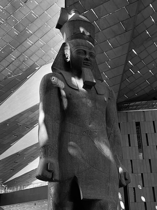 Исследование Большого египетского музея с помощью фотографии: соединение прошлого и настоящего в Каире — изображение 6 из 24