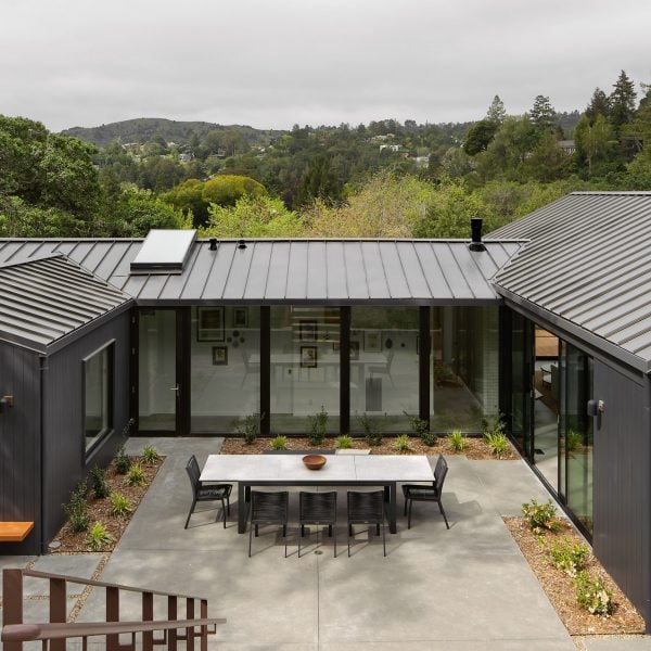 Michael Hennessey Architecture облицовал отреставрированный калифорнийский дом из кедра