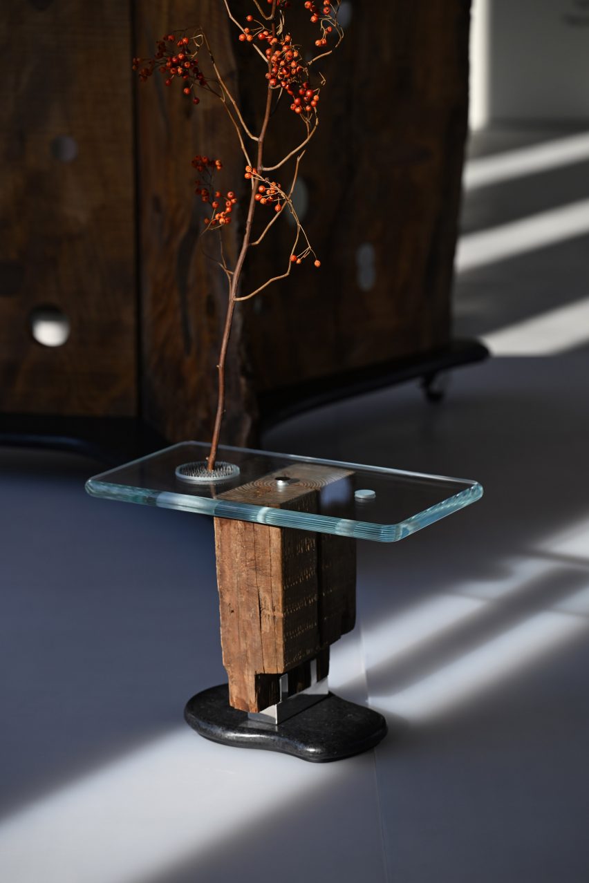 Стол из стекла и дерева на коллекционной выставке в Дубае