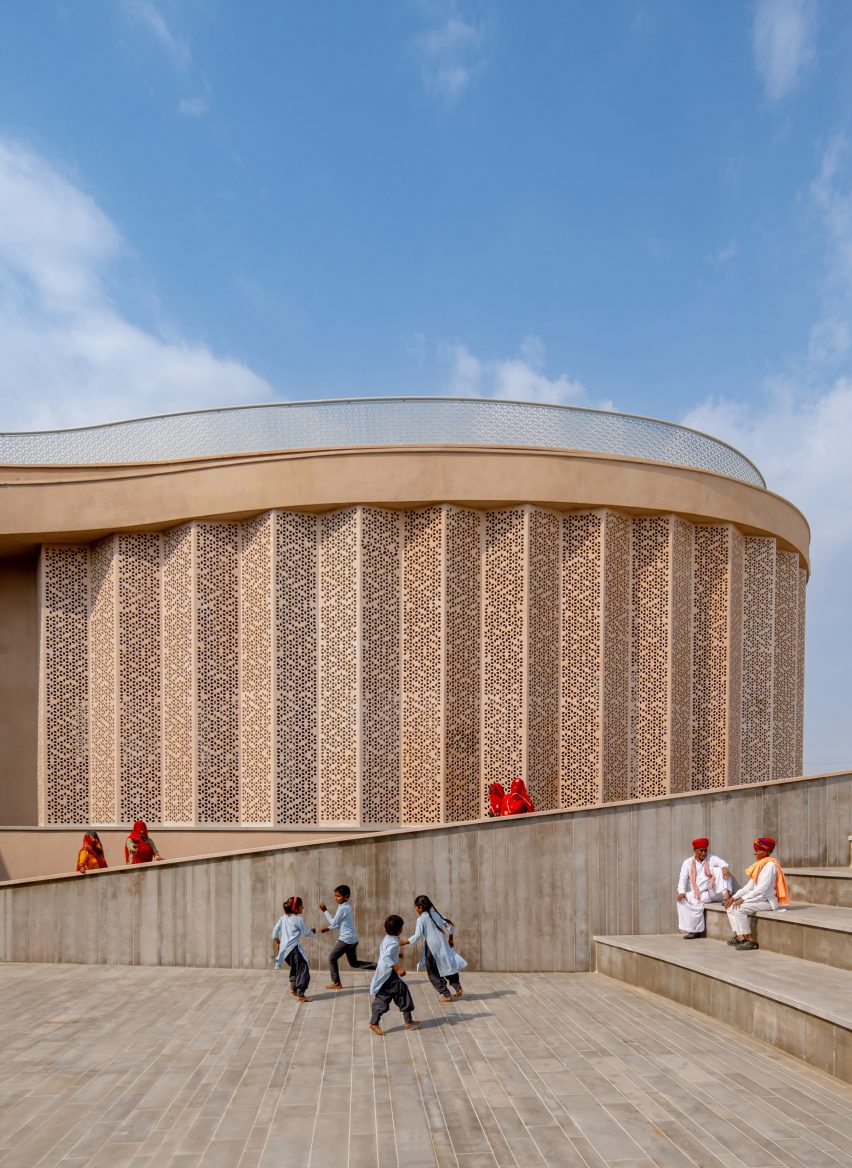 Треугольный фасад общественного центра деревни Ноха от Sanjay Puri Architects в Индии