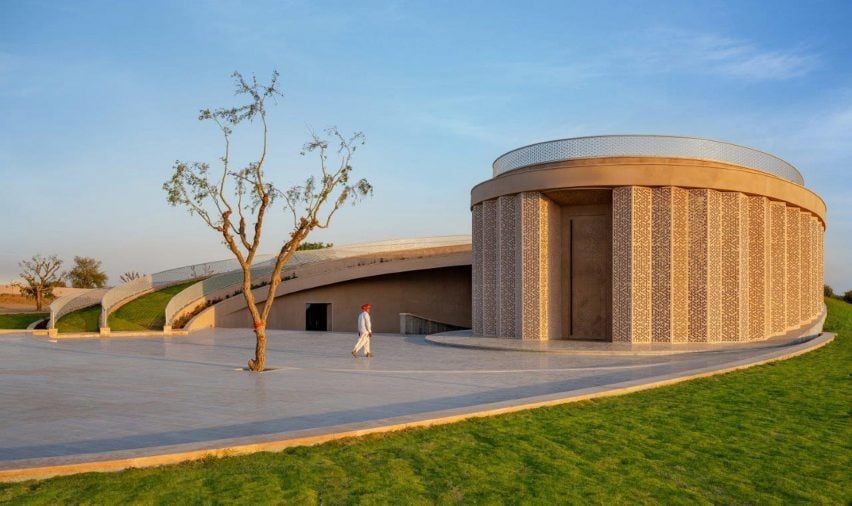 Фасад из перфорированного песчаника общественного центра деревни Ноха от Sanjay Puri Architects в Индии