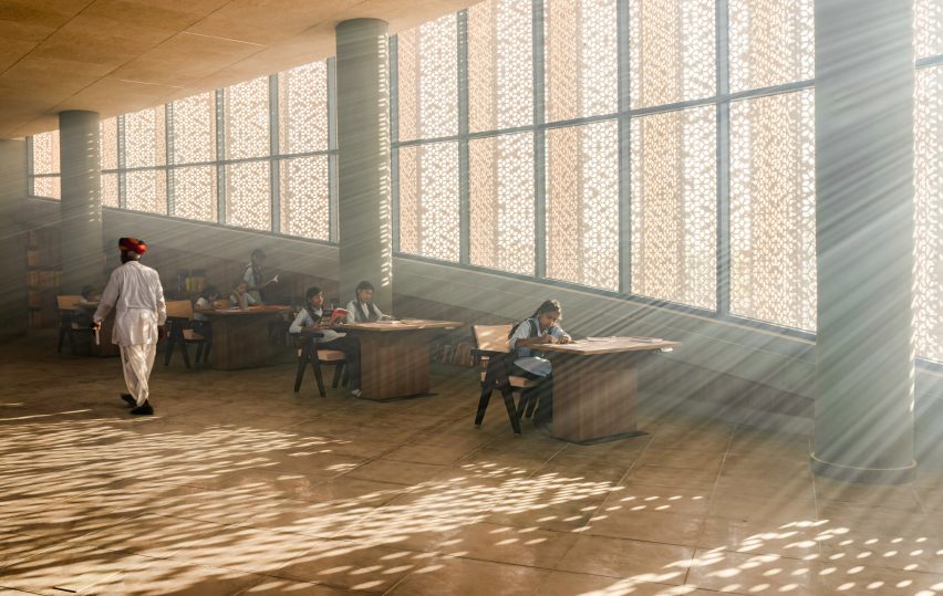Внутренняя библиотека и учебное пространство в общественном центре деревни Ноха, спроектированное Sanjay Puri Architects в Индии.