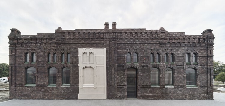 Галерея современного искусства PLATO / KWK PROMES - Фотография экстерьера, окна, фасад, колонна, аркада