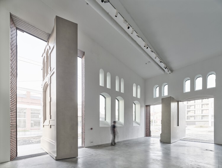 Галерея современного искусства PLATO / KWK PROMES - Фотография интерьера, фасад, колонна