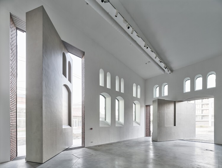 Галерея современного искусства PLATO / KWK PROMES - Интерьерная фотография, Колонна
