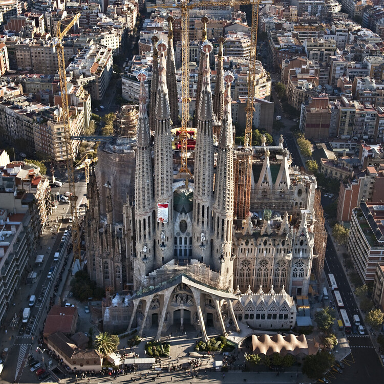 Знаменитый храм Святого Семейства Барселоны будет завершен в 2026 году — изображение 10 из 11