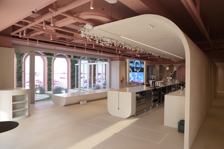 Офисное здание Chai Communication / ARCHITECTS BAN + Fluxys Lab - Фотография интерьера, кухня, стул, окна
