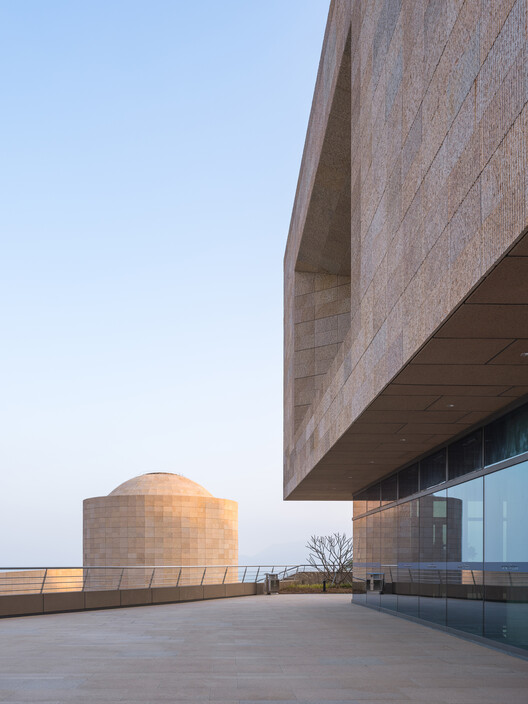 Музей науки и технологий атомной энергетики Дайя-Бэй / E+UV Architecture + Huayi Design — фотография экстерьера, фасад