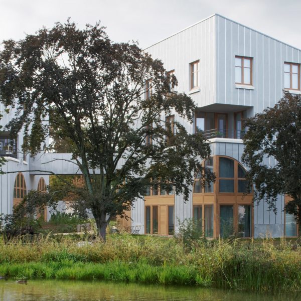 SOA Architectes завершает строительство «эклектичного» социального жилья в парижском парке