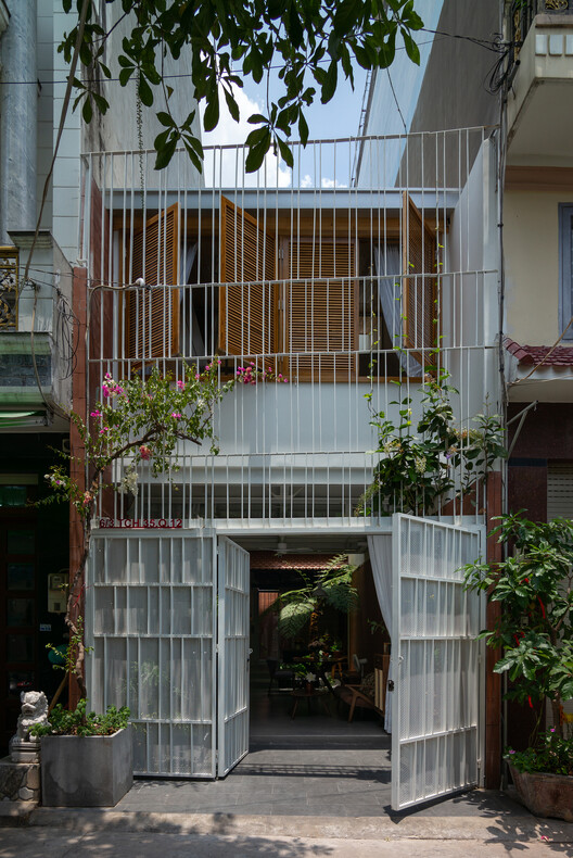 Дом Нхан Лан Ронг / THIA Architecture - Экстерьерная фотография, окна, фасад, сад, двор